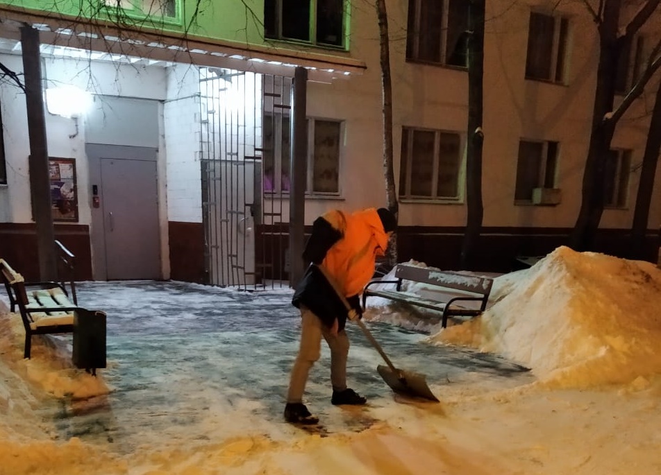 Более 120 дворников ликвидируют последствия снегопада в Текстильщиках